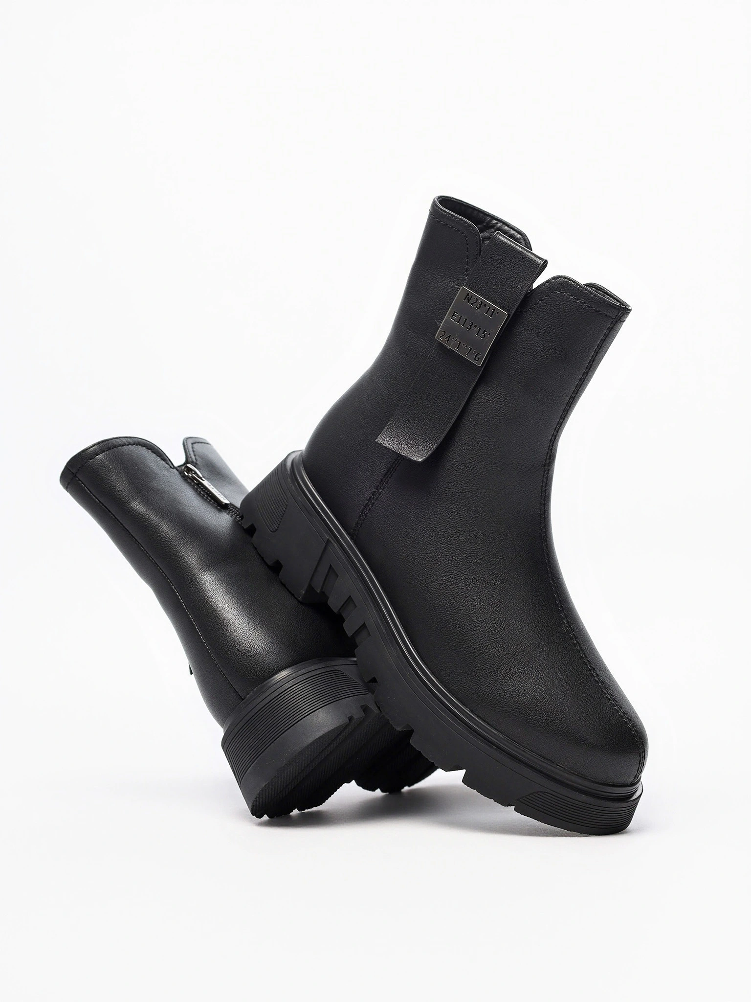 Ботинки черного цвета на рельефной подошве